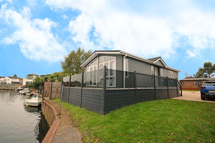 2 Bedroom Mobile/park Home For Sale In Chertsey Lane, Staines-Upon-Thames, TW18