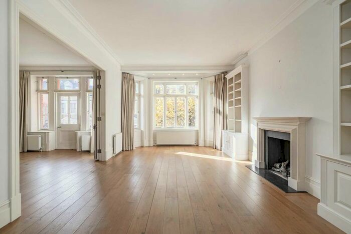 3 Bedroom Flat To Rent In Holland Park Gardens, London, W14