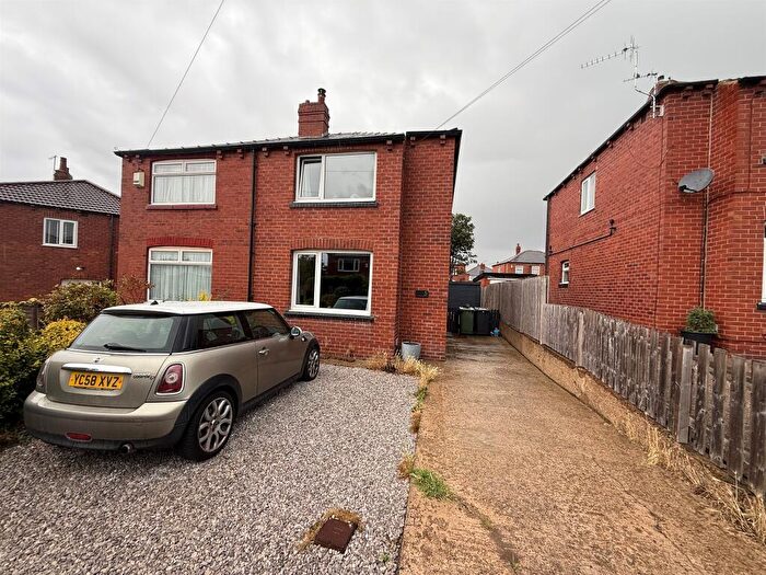 3 Bedroom Semi-Detached House For Sale In Leysholme View, Leeds, LS12