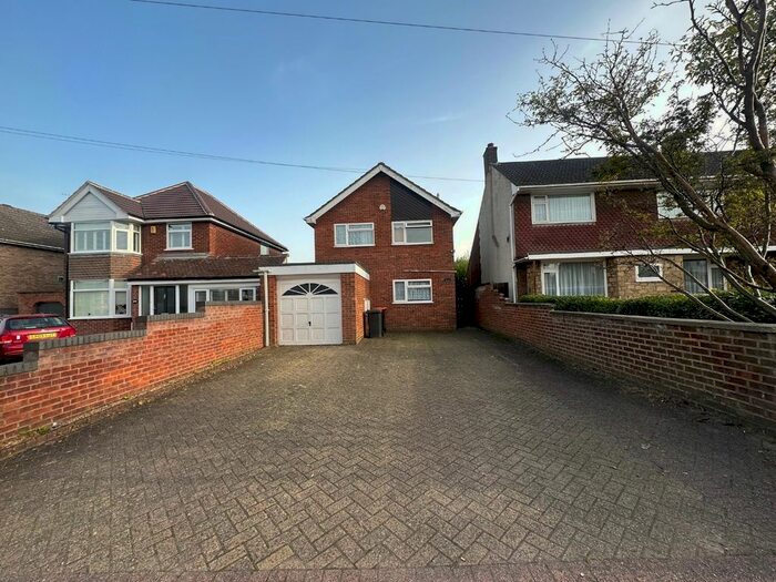 4 Bedroom Detached House To Rent In Luton Road, Dunstable, Bedfordshire, LU5