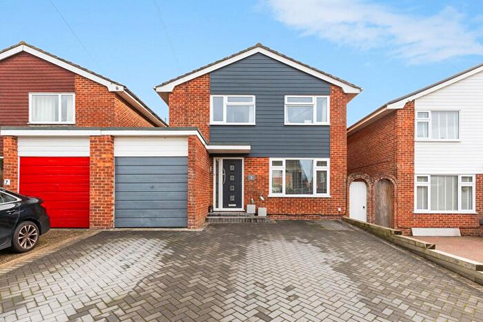3 Bedroom Link Detached House For Sale In Loddon Close, Worthing, BN13