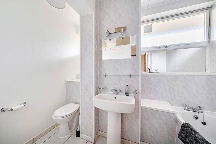 2 Bedroom Flat To Rent In Churchill Gardens, Pimlico, London, SW1V