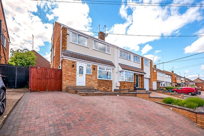 4 Bedroom Semi-Detached House For Sale In Darent Mead, Sutton At Hone, Dartford, Kent, DA4