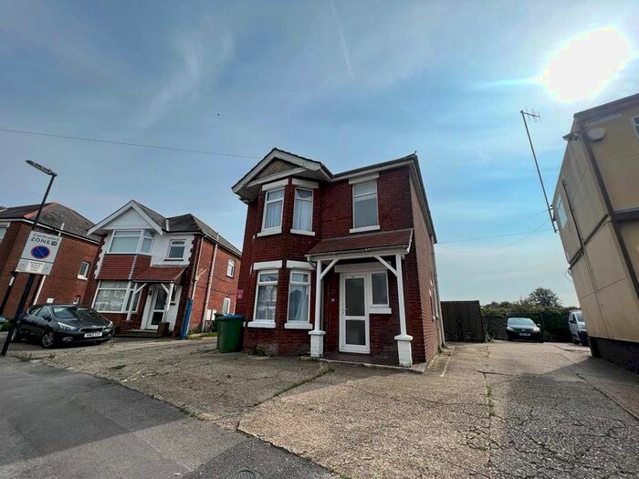 2 Bedroom Detached House To Rent In Rampart Road, Southampton, Hampshire, SO18
