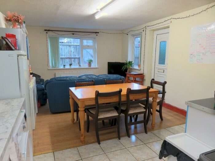 5 Bedroom Semi-Detached House To Rent In Willoughby Street, Nottingham, NG7