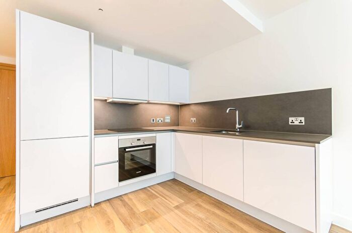1 Bedroom Flat To Rent In Three Colts Lane, Bethnal Green, London, E2