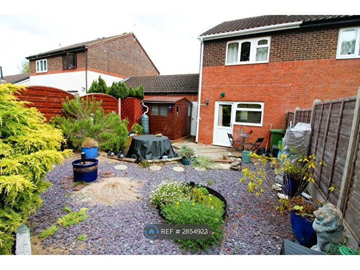 3 Bedroom Semi-detached House To Rent In Thresher Grove, Milton Keynes, MK12