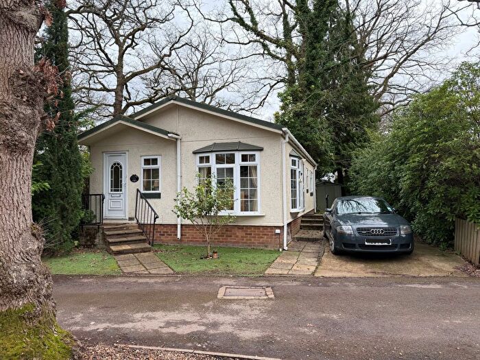 2 Bedroom Mobile/park Home For Sale In Fangrove Park, Lyne, Chertsey, KT16