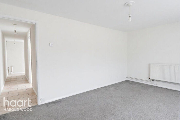 2 Bedroom Apartment For Sale In Fitzilian Avenue, Harold Wood, RM3