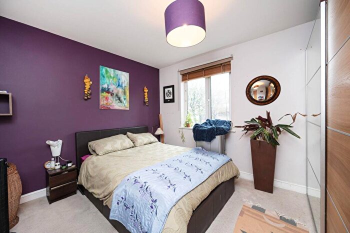 2 Bedroom Flat To Rent In Morton Close, Whitechapel, London, E1