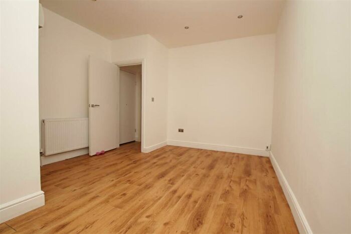 1 Bedroom Flat For Sale In North Circular Road, London, N13