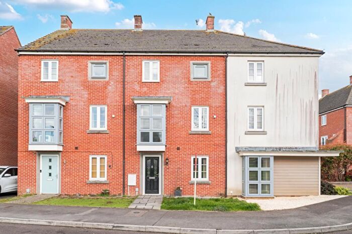 4 Bedroom Town House For Sale In Marnel Park, Basingstoke, RG24