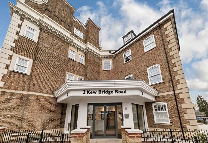 3 Bedroom Flat For Sale In Kew Bridge Road, Chiswick, TW8