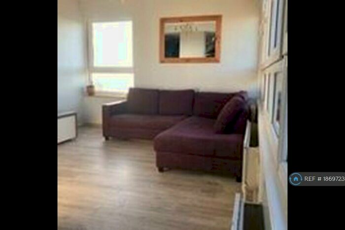 2 Bedroom Flat To Rent In Crossmount House, London, SE5