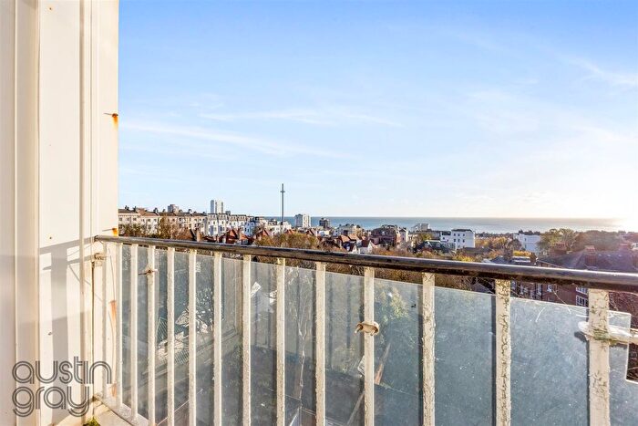 2 Bedroom Flat For Sale In Furze Hill, Hove, BN3