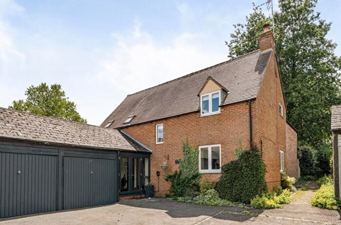 4 Bedroom Link Detached House For Sale In Litchfield Close, Enstone, OX7