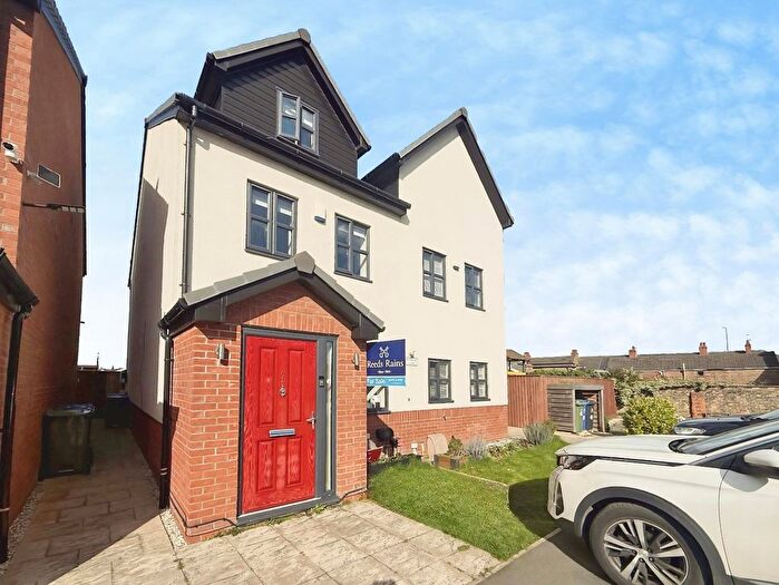 3 Bedroom Terraced House For Sale In Fair Bank Close, Grimsby, Lincolnshire, DN32