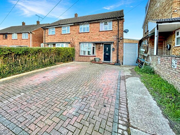 3 Bedroom Semi Detached House To Rent In Bracknell Close, Luton, Bedfordshire, LU4