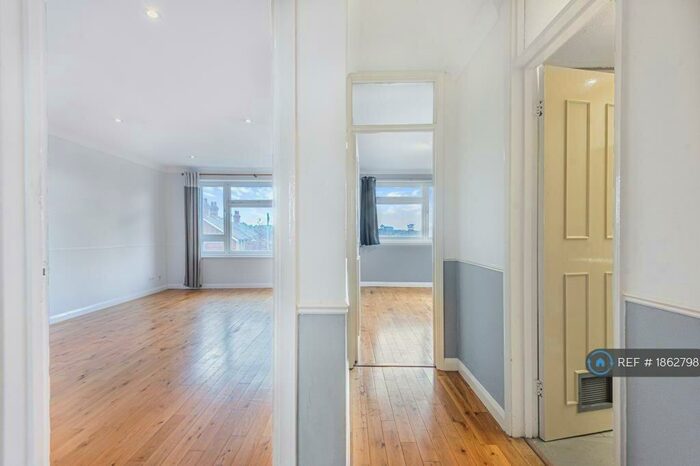 2 Bedroom Flat To Rent In Highway Avenue, Maidenhead, SL6