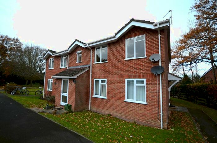 2 Bedroom Apartment To Rent In Birch Grove Hook, RG27
