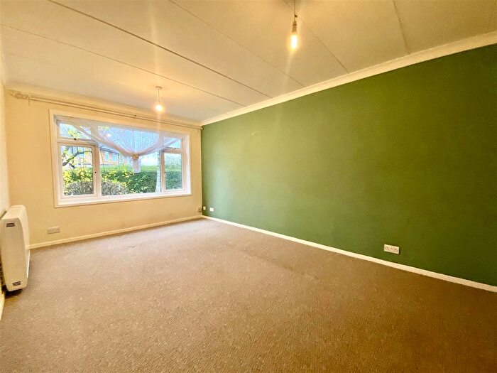 2 Bedroom Flat To Rent In Montrose Close, Goring-By-Sea, BN12