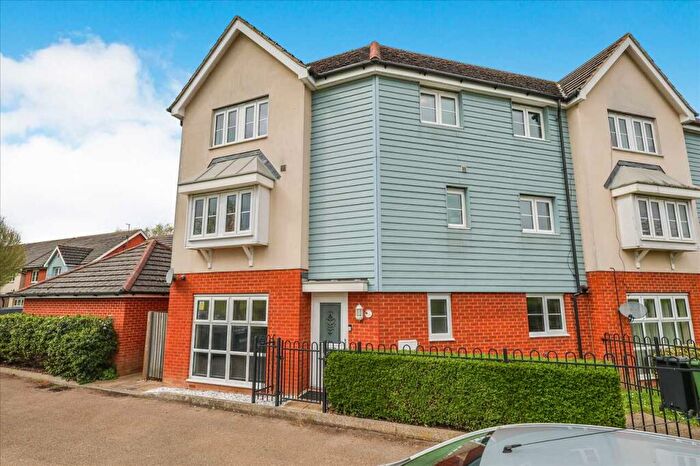 4 Bedroom Semi Detached House For Sale In Ashmount Crescent, Cippenham, SL1