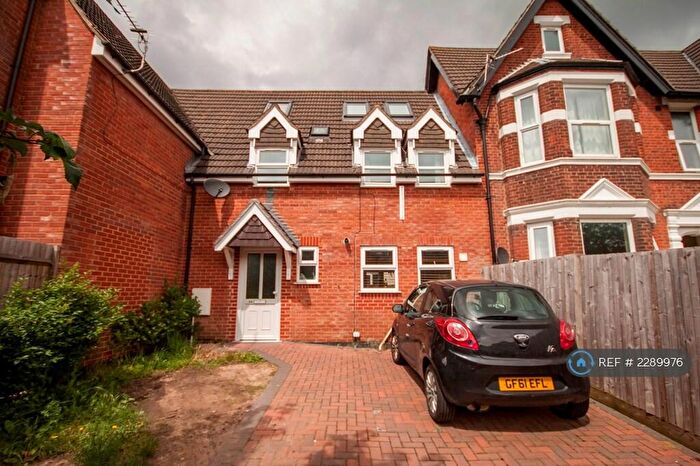 4 Bedroom Semi-Detached House To Rent In Hill Lane, Southampton, SO15