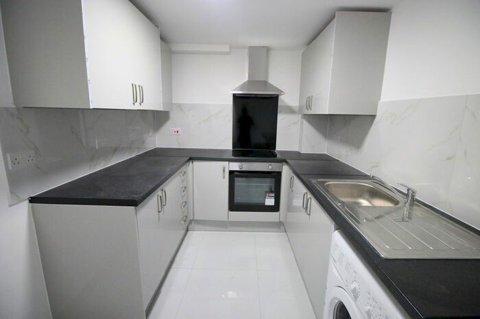 1 Bedroom Flat To Rent In The Drive, Slough, Berkshire SL3