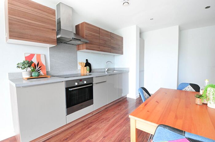 2 Bedroom Flat To Rent In Sillavan Way, Salford, M3