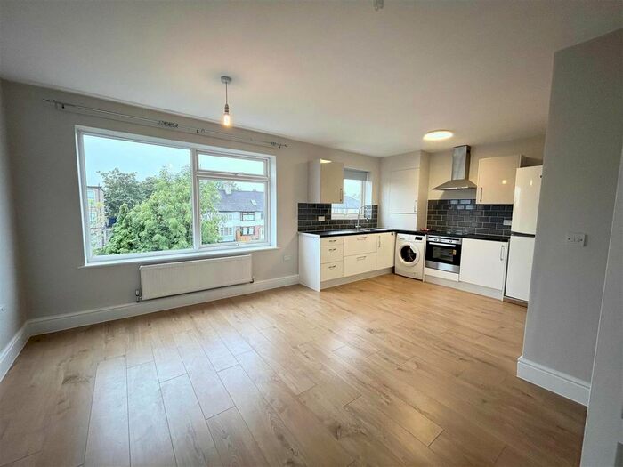 2 Bedroom Flat To Rent In Enmore Road, London, SE25