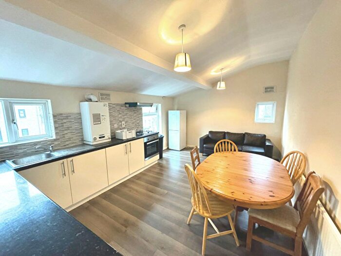 3 Bedroom Flat To Rent In Mitcham Road, Tooting Broadway, SW17