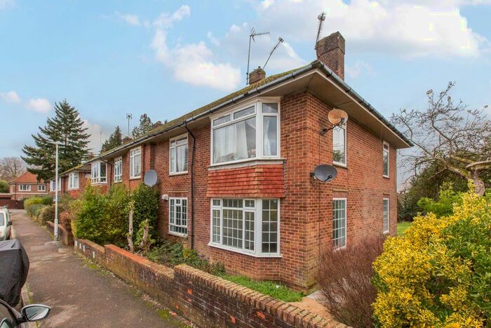 2 Bedroom Flat To Rent In Shenden Close, Sevenoaks, Kent, TN13