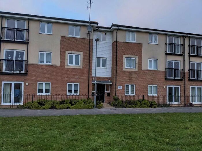 2 Bedroom Flat To Rent In Hobart Close, Chelmsford, Essex, CM1
