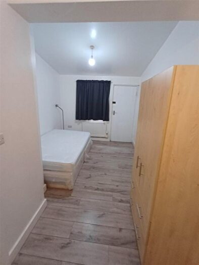 Studio To Rent In North Circular Road, London, NW2