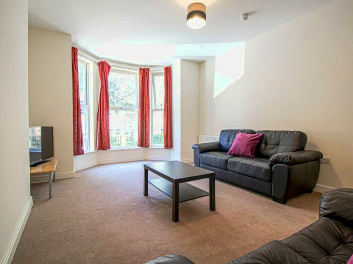 4 Bedroom Apartment To Rent In Wellington Road, Manchester, Greater Manchester, M14