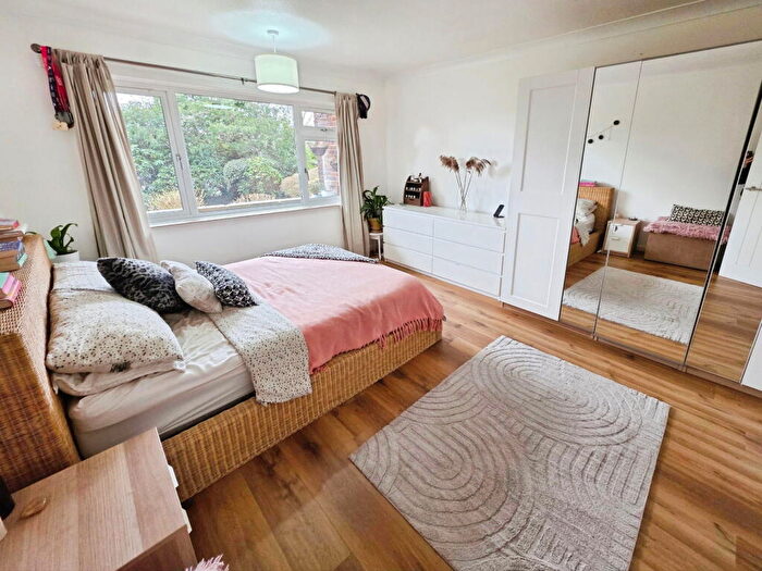 2 Bedroom Apartment For Sale In Redhill Drive, Bournemouth, BH10