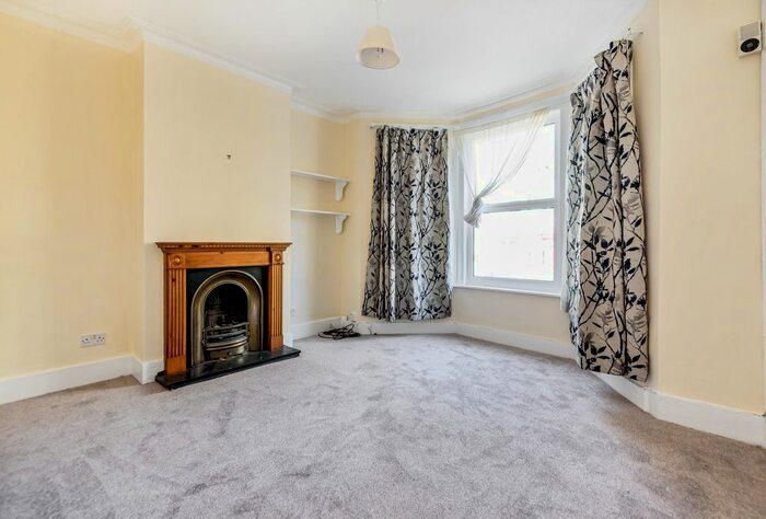 2 Bedroom Flat To Rent In Merton Road, London, SW18