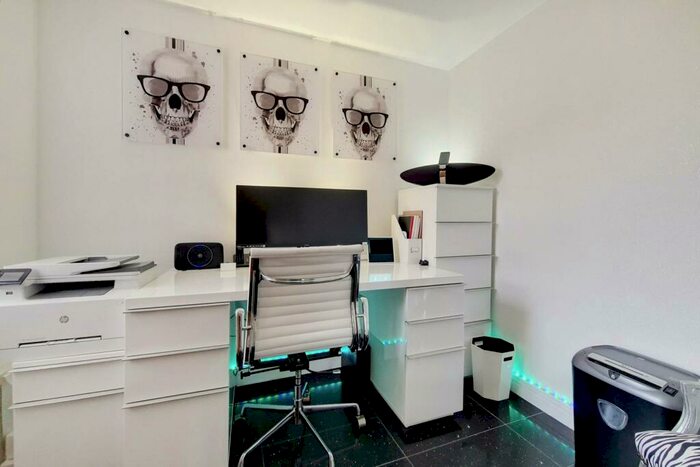 3 Bedroom Flat To Rent In Newport Avenue, Canary Wharf, London, E14