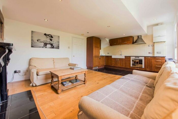 3 Bedroom Flat To Rent In Josephine Avenue, London, SW2