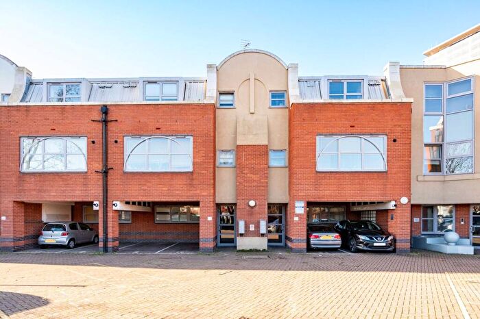 2 Bedroom Flat To Rent In Barnsbury Lane, Surbiton, KT5