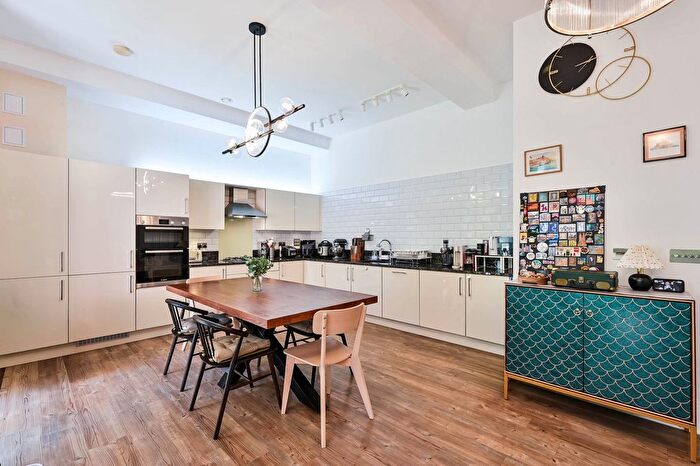 2 Bedroom Flat For Sale In Glanville Way, Epsom, KT19