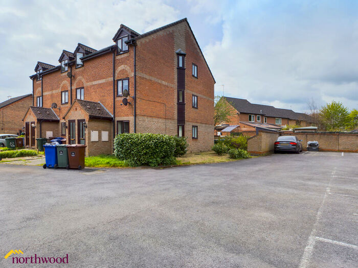 2 Bedroom Maisonette To Rent In Dean Close, Banbury, OX16