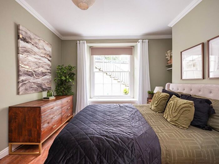 2 Bedroom Flat For Sale In Pro-Cathedral Lane, Clifton, BS8