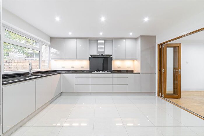 3 Bedroom Town House To Rent In Malvern Way, Ealing, W13