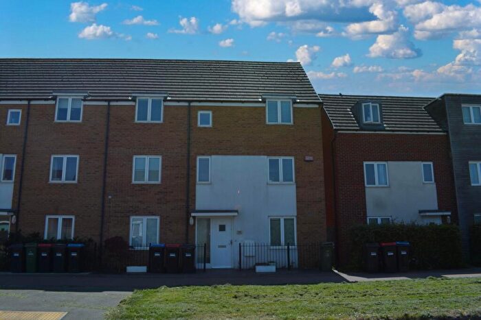5 Bedroom Town House To Rent In Newport Road, Broughton, Milton Keynes, MK10
