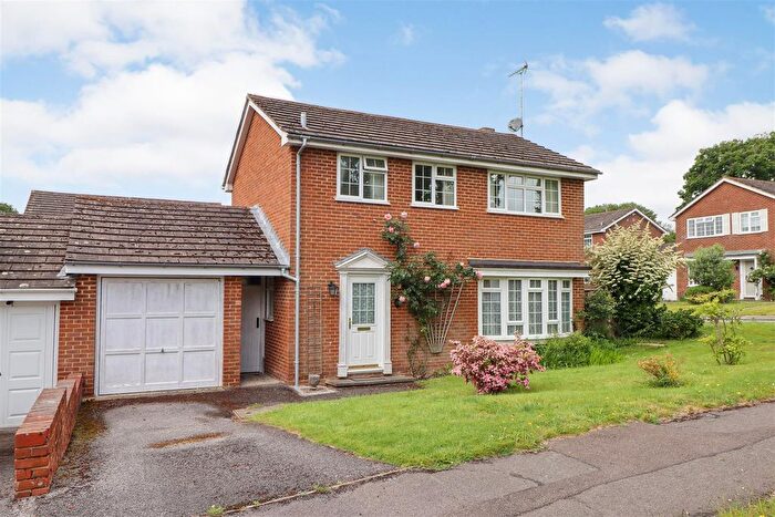3 Bedroom Link Detached House For Sale In Dickins Way, Horsham, RH13