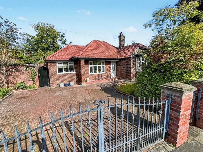 3 Bedroom Bungalow For Sale In Woodlands Drive, Sale, M33