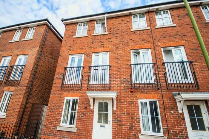 5 Bedroom Property To Rent In Tiger Moth Way, Hatfield, Hertfordshire, AL10