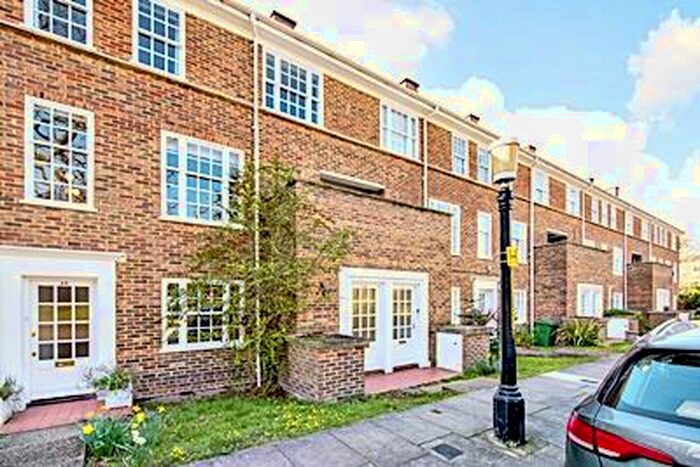 3 Bedroom Apartment To Rent In Stonehills Court, Dulwich, London, SE21