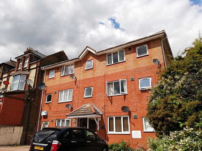 1 Bedroom Apartment To Rent In Station Approach West, Redhill, RH1